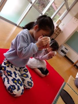 幼児がお抹茶をいただく姿