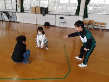 幼児同士ですもうを始める様子