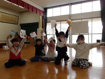 ビンゴをして景品をもって写真を撮る様子