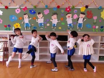 修了式の日に5人並んで最後の写真を撮った時