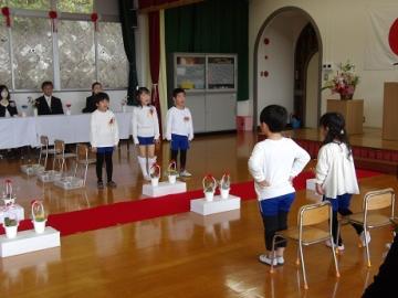 修了式で年少児と年長児が向かい合ってありがとうとお別れの挨拶をする様子