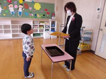 年少児が証書をもらう様子