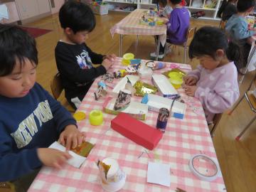 園児がひな人形を製作している様子。