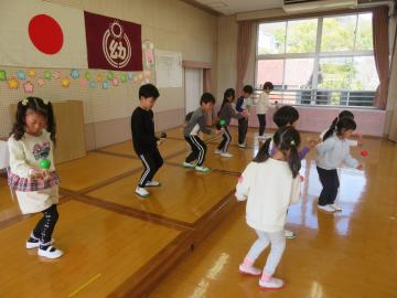 園児がけん玉をしている様子