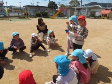 園児が宝探しの説明をしている様子