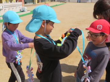 園児がメダルをもらっている様子