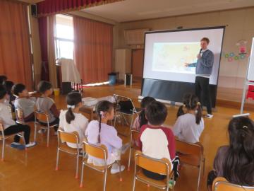 園児が交際交流の先生のお話を聞いている様子