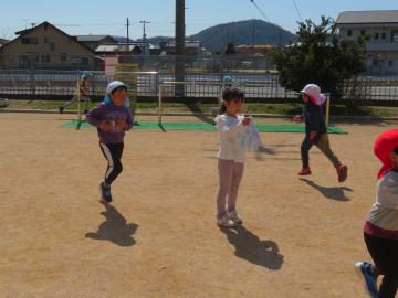 園児が鬼ごっこをしている様子