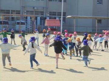 園庭で朝の体操をしている園児たちの様子