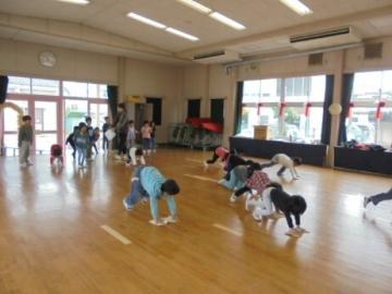遊戯室で、雑巾がけをしている園児たちの様子