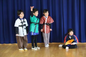 遊戯室で、5歳児たちが劇遊びの様子