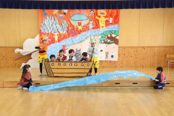 遊戯室で、5歳児たちが劇遊びする様子