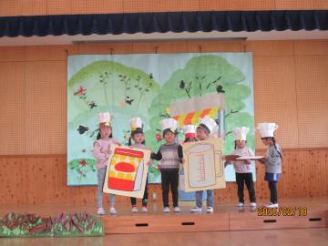 遊戯室で、4歳児たちが劇遊びする様子