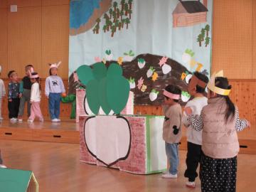 遊戯室で、3歳児たちが劇遊びをする様子