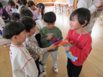 遊戯室で、プレゼントを渡している園児たちの様子