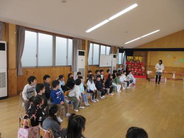 遊戯室で、ひな祭りのつどいに参加する園児たちの様子
