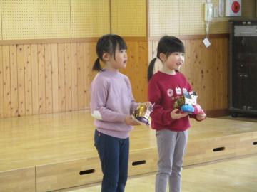 遊戯室で、自分が作った雛飾りの話をしている園児たちの様子