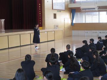 体育館で新生徒会長が話をしている様子