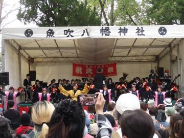 吹奏楽部が演奏する様子