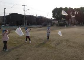 5歳児が凧あげをしている様子