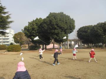 4歳児が屋外でたこ揚げをしている様子