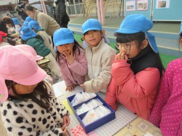 屋外で園児たちが種を売っている様子