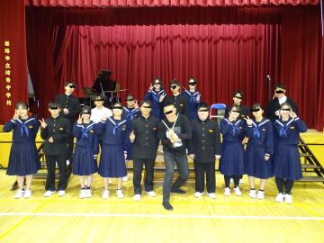 3年生と梶原さんとの記念写真です。