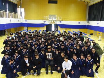 梶原さんと、生徒・地域の方々・職員の集合写真です。