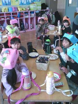 5歳児恵方巻を食べている様子