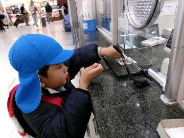 切符を買っている様子