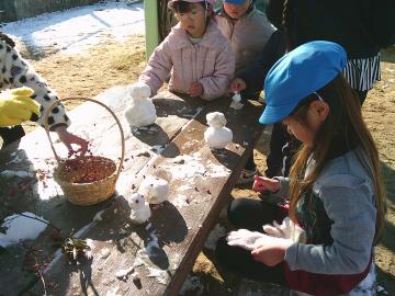 雪遊びをしている様子