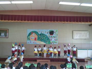 4歳児が劇をしている様子