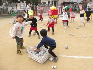 3歳児豆まきをしている様子