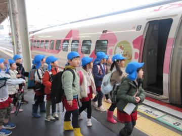 新幹線を見ている様子