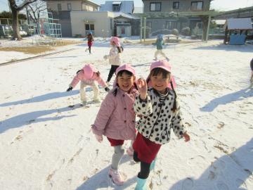 雪遊びをしている様子