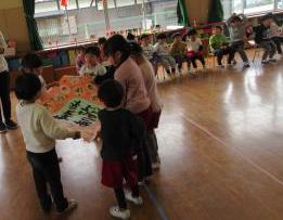 プレゼントをもらっている様子