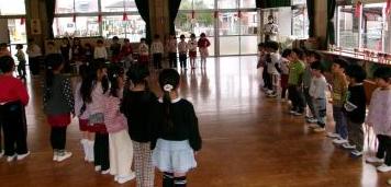 歌を歌っている様子