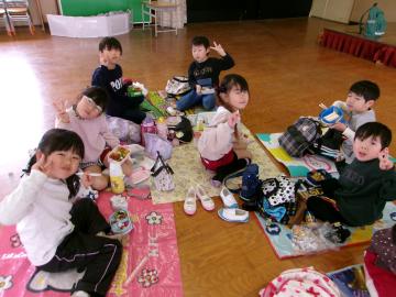 お弁当を食べている様子