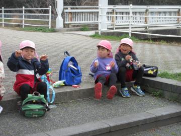 お菓子を食べている様子