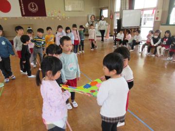 3歳児からプレゼントをもらっている様子