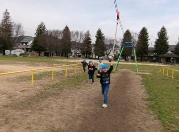 ターザンロープで遊んでいる様子