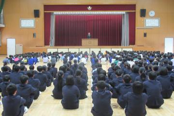 校長先生のお話に耳を傾けている全校生の様子