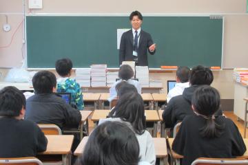 6年生が担任の先生のお話を熱心に聴いている様子