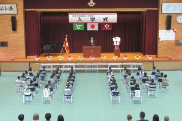 校長先生が1年生に歓迎の言葉を伝えている様子