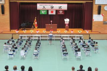 児童生徒代表が1年生に歓迎の言葉を伝えている様子