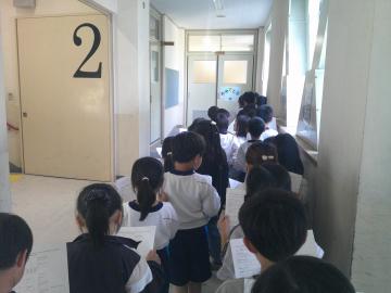 学校探検の準備をしている様子