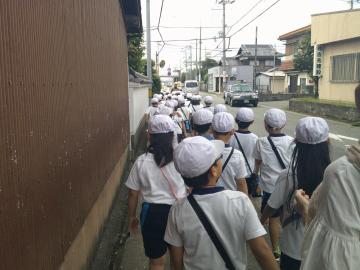町探検へ出かける2年生の様子