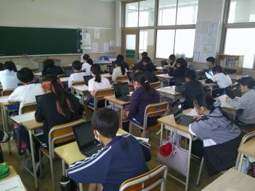 クロームブックで質問紙調査に取り組む様子