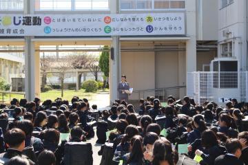 集合して注意事項を聞いています