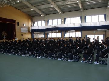 入学式が終わり退場する生徒の様子